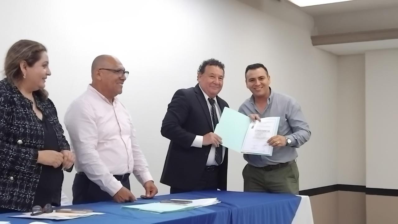 $!Reciben contadores de Mazatlán constancias por su capacitación profesional continua