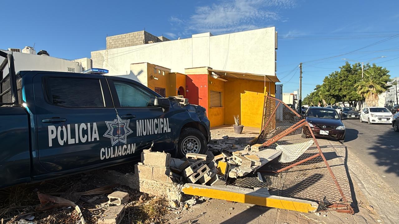 $!Patrulla de la Policía Municipal de Culiacán se estrella contra domicilio tras percance vial en el fraccionamiento Villas del Rio