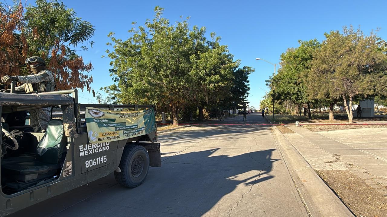 $!Hallan a hombre esposado y asesinado frente a un autolavado en Culiacán