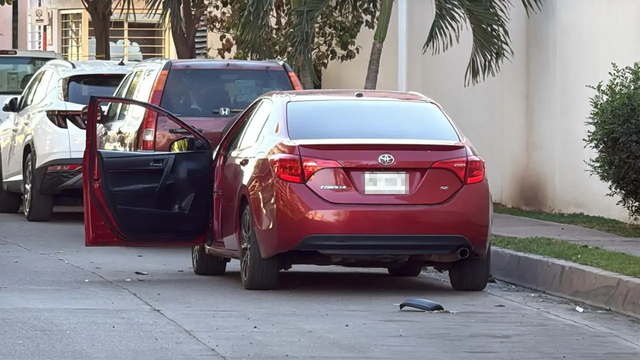 $!Asesinan a dos personas a espaldas del Congreso del Estado cuando viajaban en un vehículo