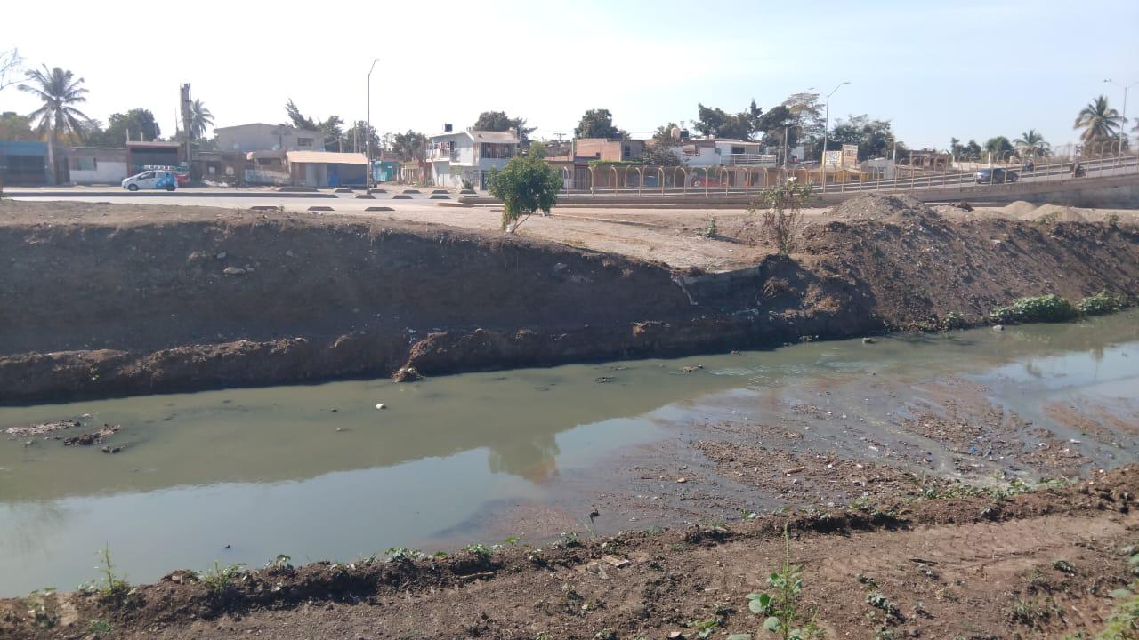 $!Sufren habitantes de la Burócrata, en Mazatlán, por una fuerte fuga de drenaje desde hace años