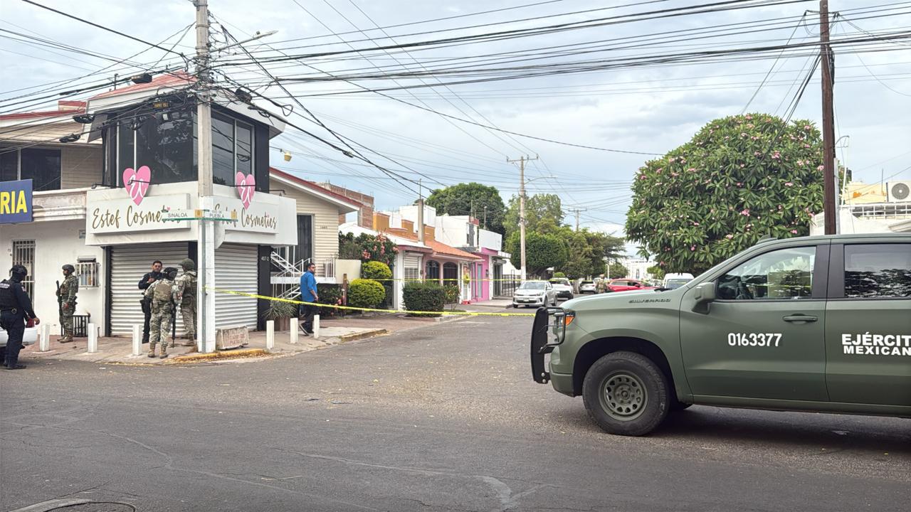 $!Atacan a balazos negocio de cosméticos en Las Quintas, en Culiacán; presentó tres impactos en la fachada