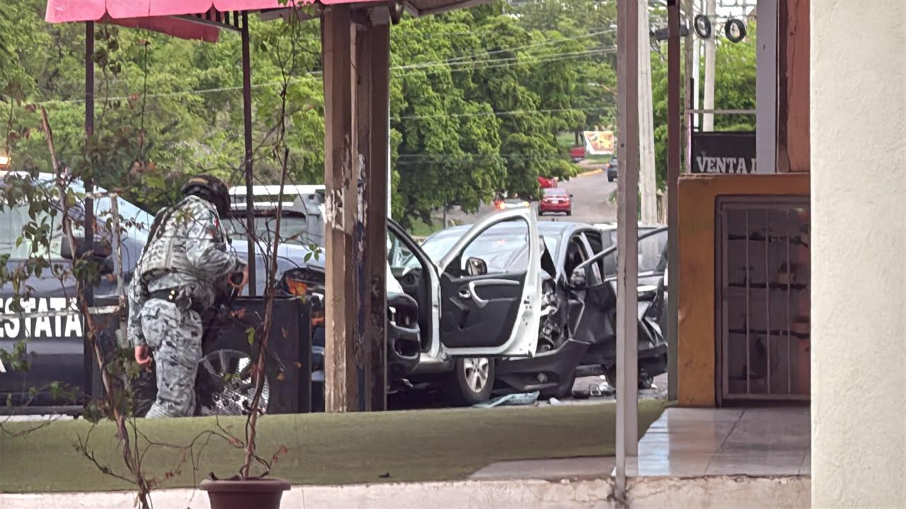 $!Persecución a balazos termina en choque en Glorieta Las Américas, en Culiacán; hay 3 heridos detenidos