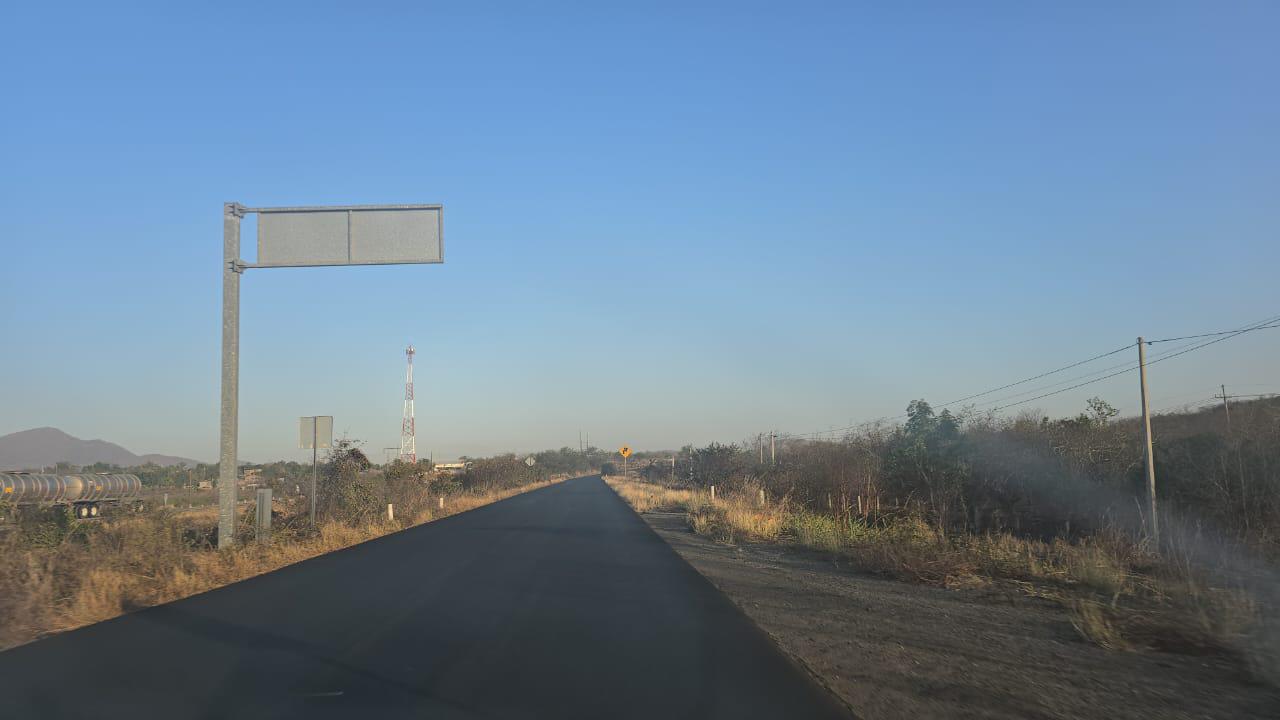 $!Denuncian vecinos que tras reencarpetado se olvidaron de trazar líneas en carretera México 15, a la altura de Rosario