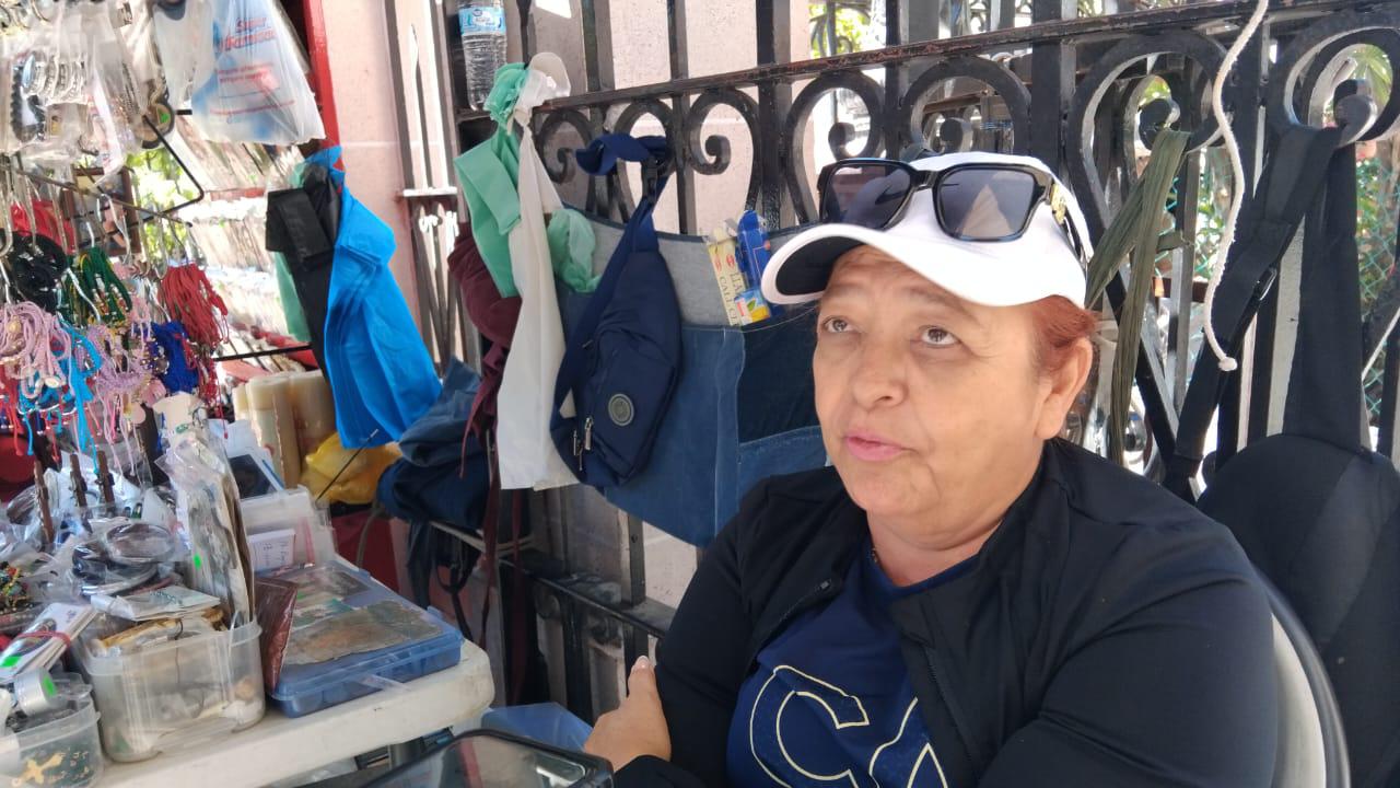 $!Reportan vendedores de artículos religiosos bajas ventas durante Semana Santa