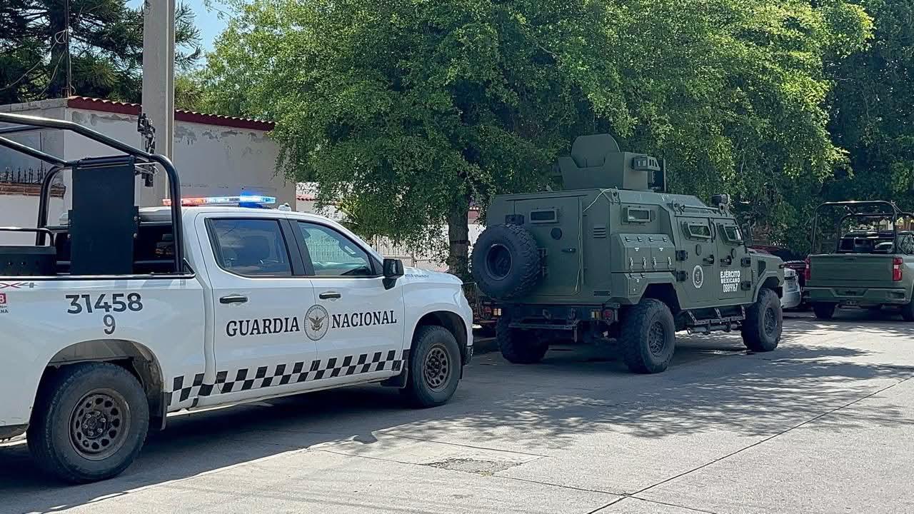 $!Fuerte operativo federal en Choix deja dos detenidos; blindan sede de la FGR en Los Mochis