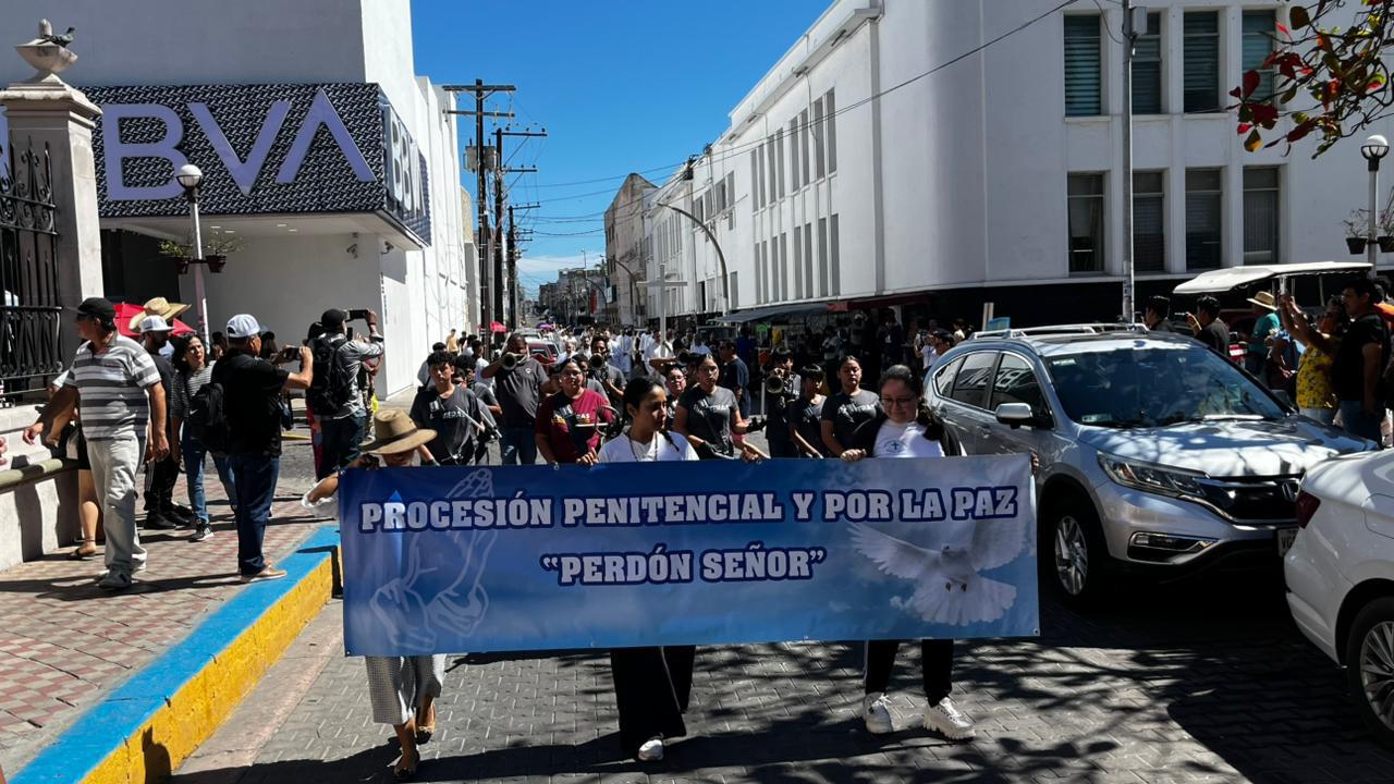 $!Celebran fieles mazatlecos la tradicional Procesión penitencial y por la paz