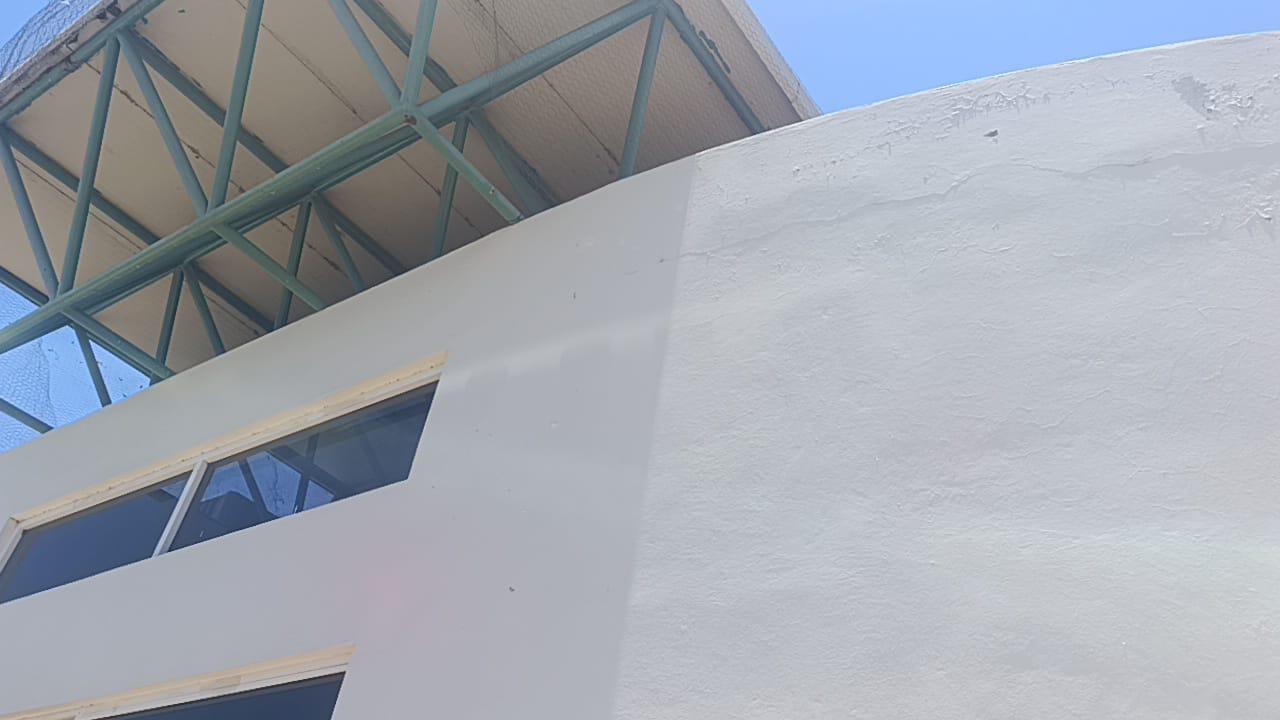 $!En medio de la balacera, usuarios del Hospital IMSS Bienestar de Escuinapa se refugian en la capilla del lugar