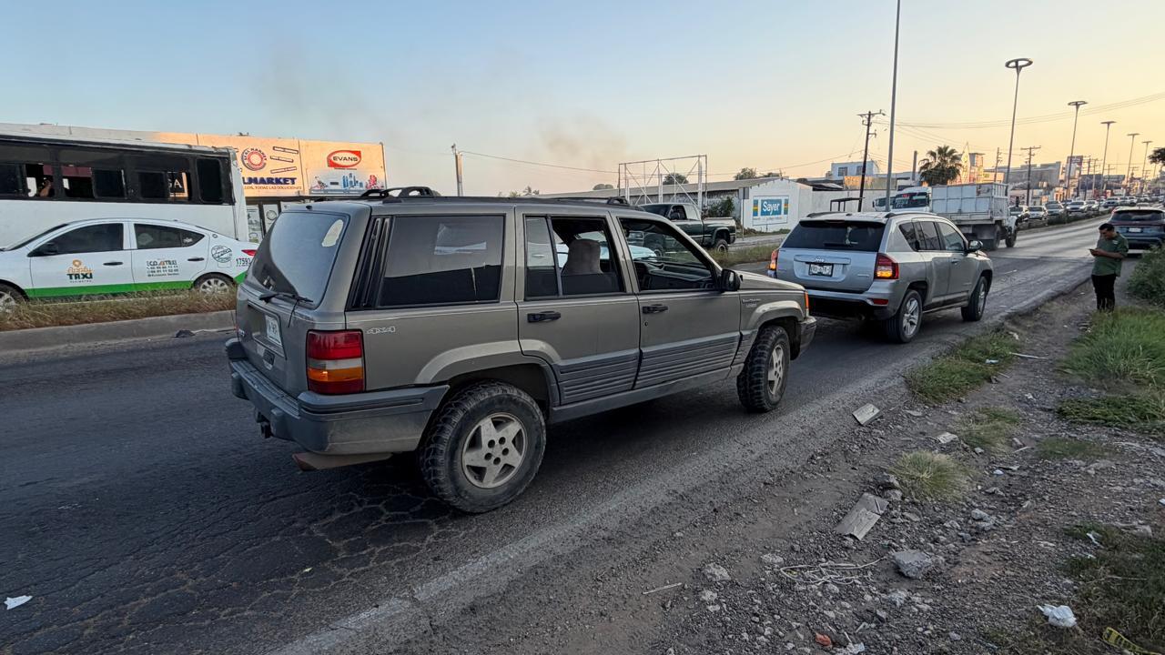 $!Tráiler provoca carambola y aplasta moto en paso superior de Mazatlán; hay una lesionada