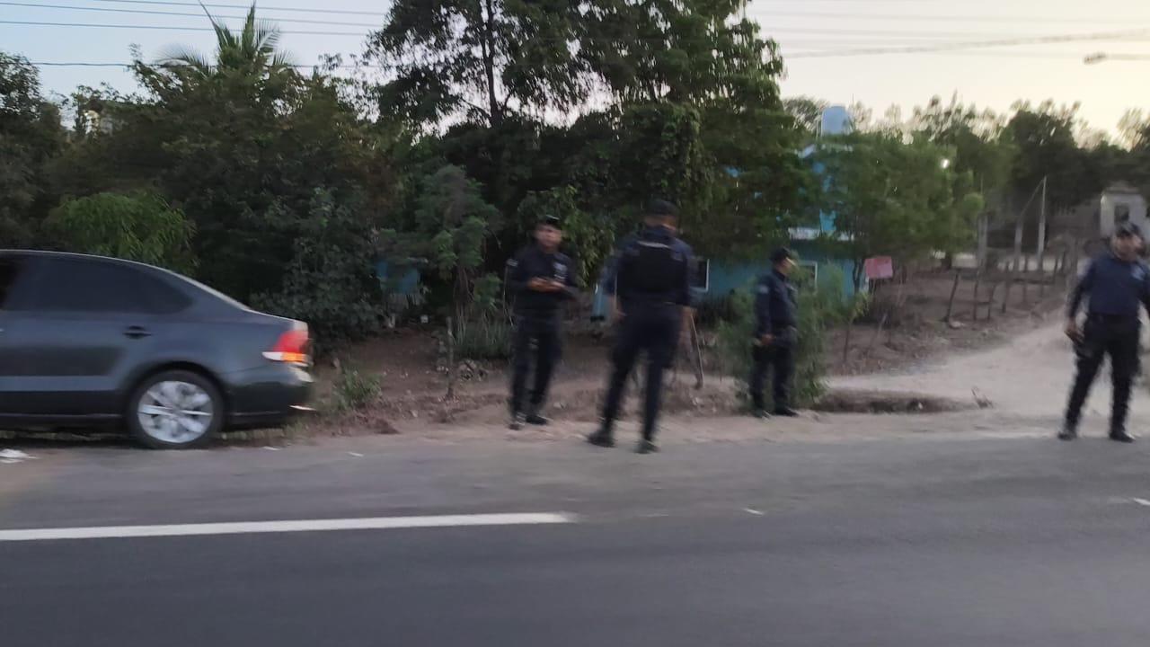 $!Tripulantes de vehículo terminan en hospital tras chocar auto contra señalamiento en Chilillos, Rosario