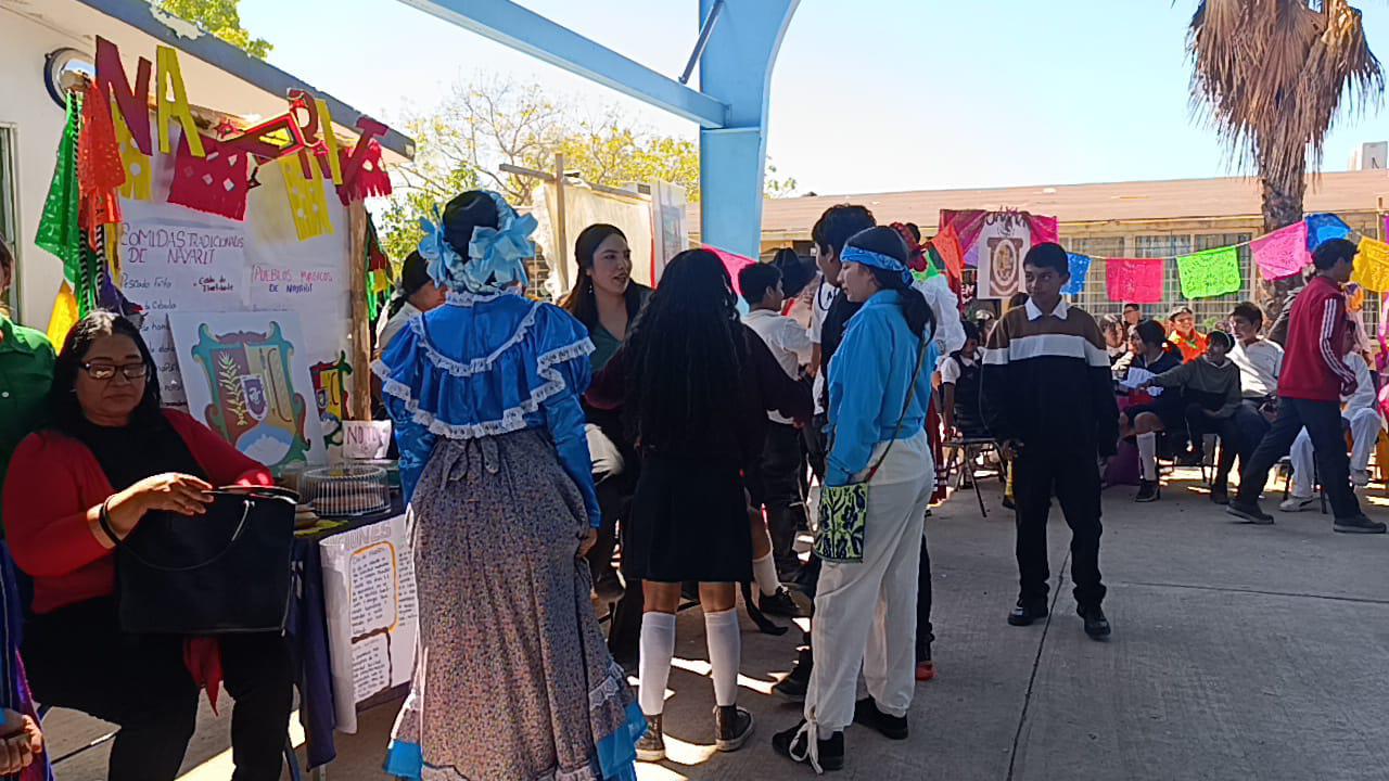 $!En Escuinapa, exponen alumnos de secundaria la diversidad cultural de México