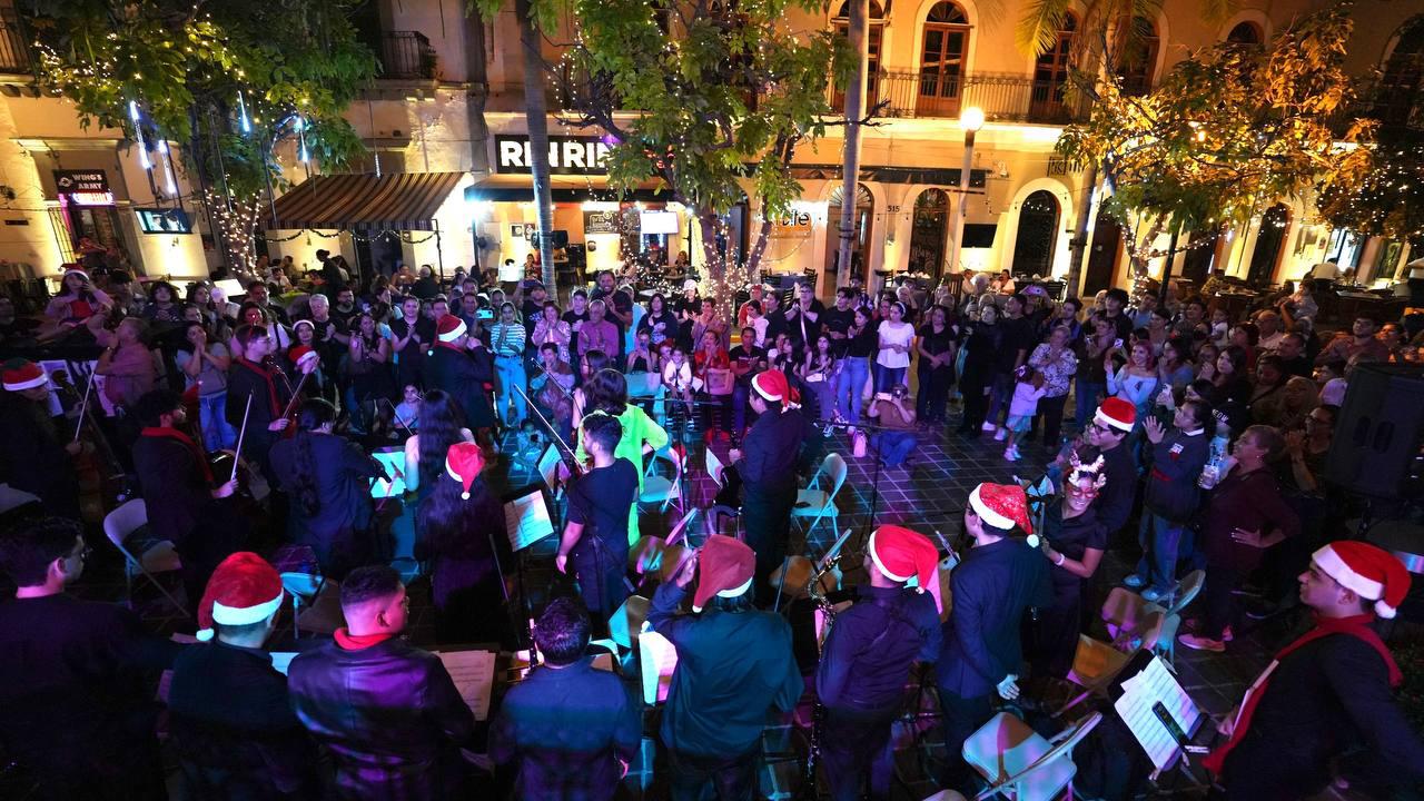 $!Un gran público tuvo el concierto navideño que se presentó en la plazuela Machado.