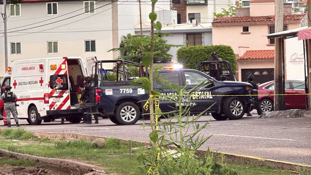 $!Persecución a balazos termina en choque en Glorieta Las Américas, en Culiacán; hay 3 heridos detenidos