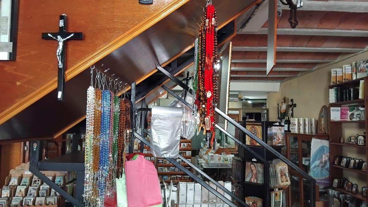 $!Reportan vendedores de artículos religiosos bajas ventas durante Semana Santa