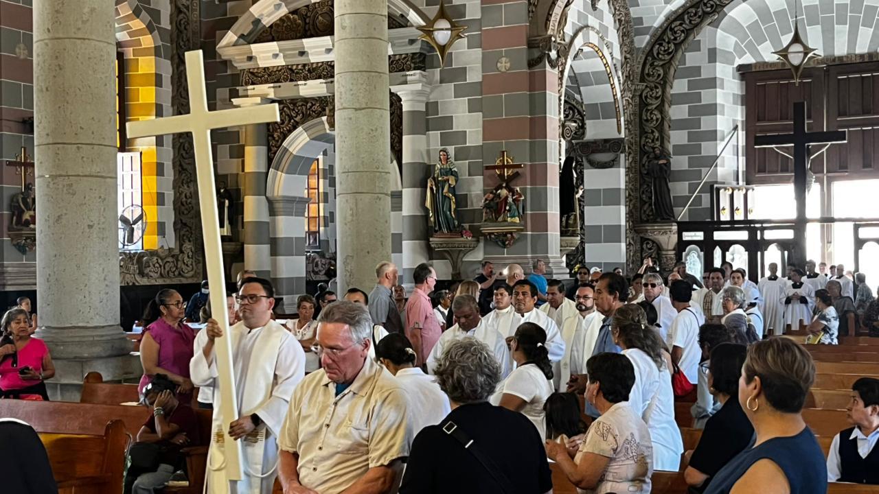 $!Celebran fieles mazatlecos la tradicional Procesión penitencial y por la paz