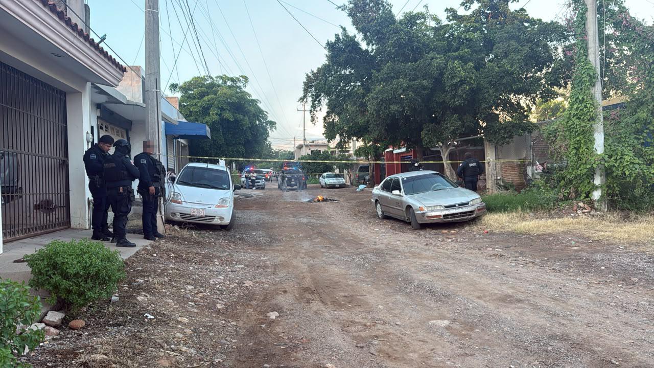 $!Tirotean casa en la López Mateos y aseguran motocicleta con municiones, en Culiacán