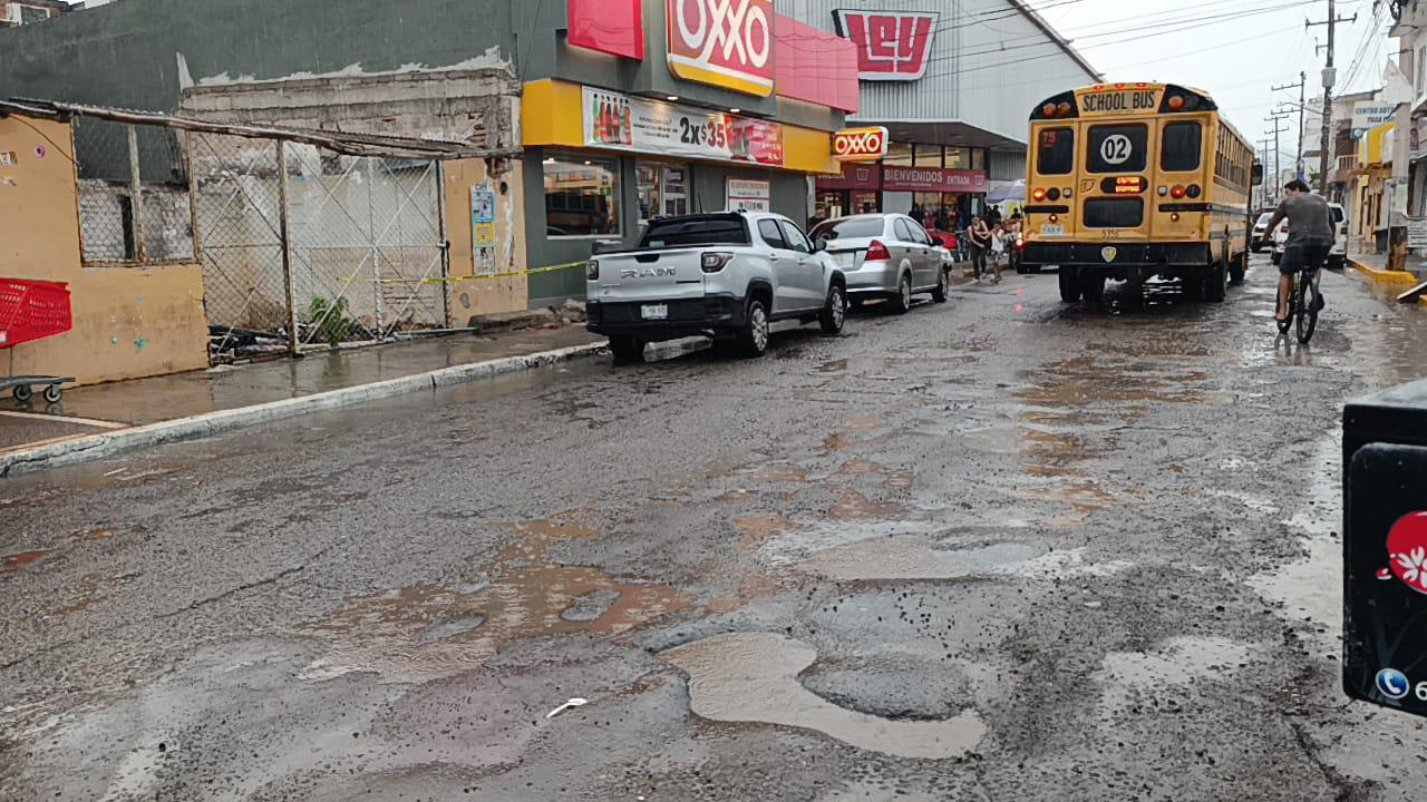 $!Lluvias dañan reencarpetado de avenida en Escuinapa