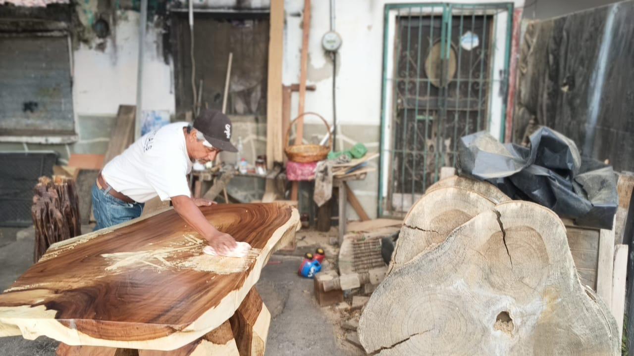 $!Martín transforma su vida con la carpintería rústica en Cacalotán gracias a Misiones Culturales