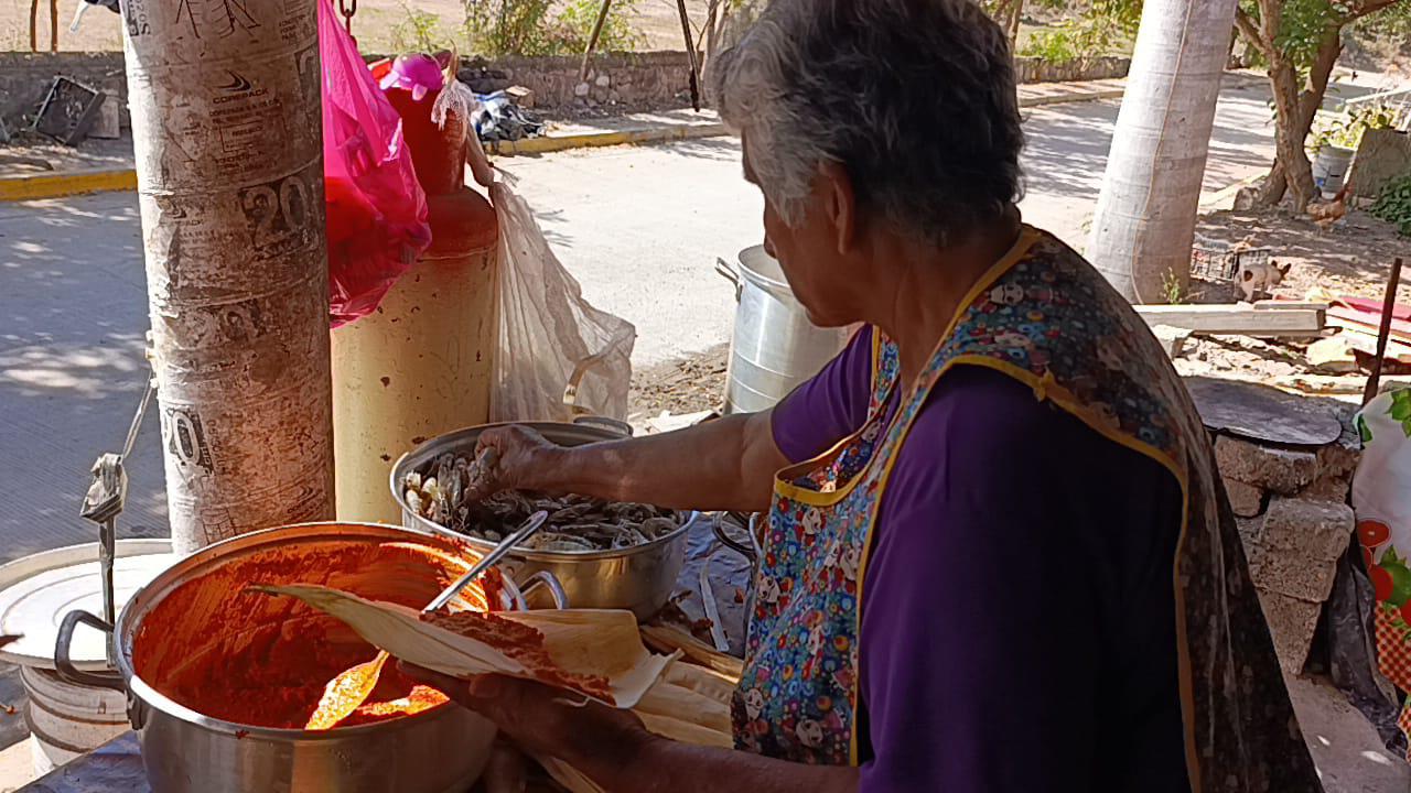 $!Por la promoción que le hizo una vecina, doña ‘Cuata’ cambió el campo por la elaboración de tamales