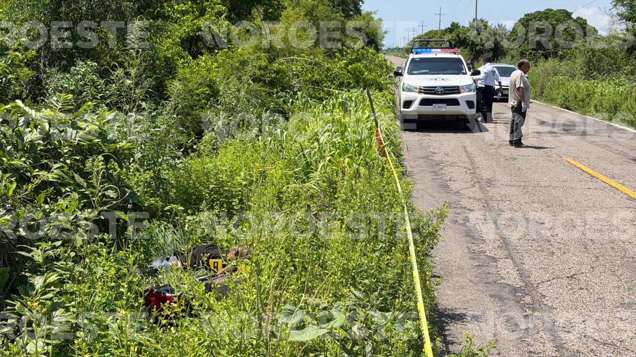 $!Muere motociclista tras un accidente en la carretera Estatal Los Pozos-Caimanero en Rosario