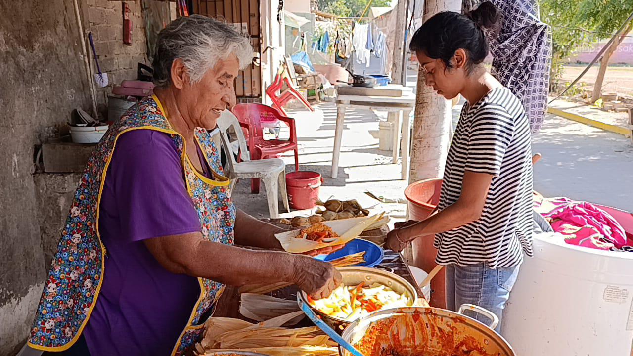 $!Por la promoción que le hizo una vecina, doña ‘Cuata’ cambió el campo por la elaboración de tamales