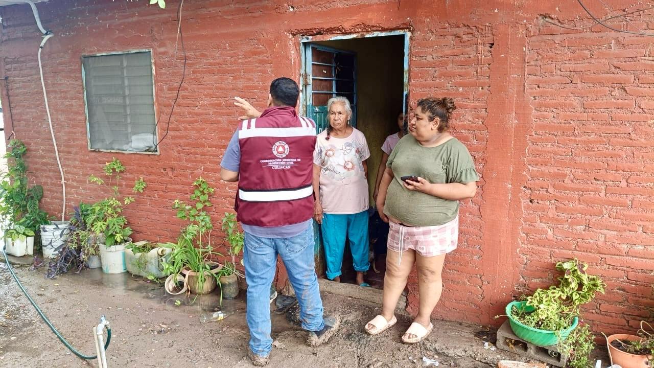 $!Por lluvias se desborda canal en Costa Rica y daña cinco viviendas