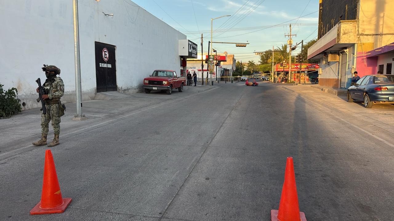 $!Asesinan a motociclista por la avenida Álvaro Obregón, en la colonia Lombardo Toledano, en Culiacán