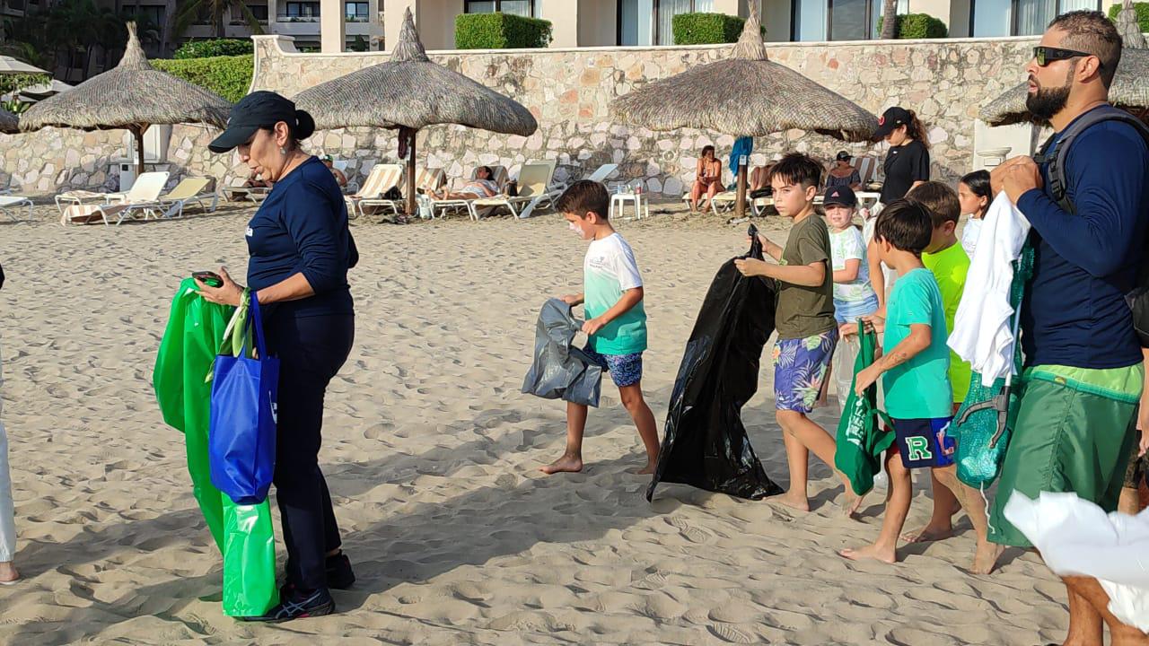 $!Honran en Mazatlán la memoria de Maité; limpian las playas en la zona hotelera