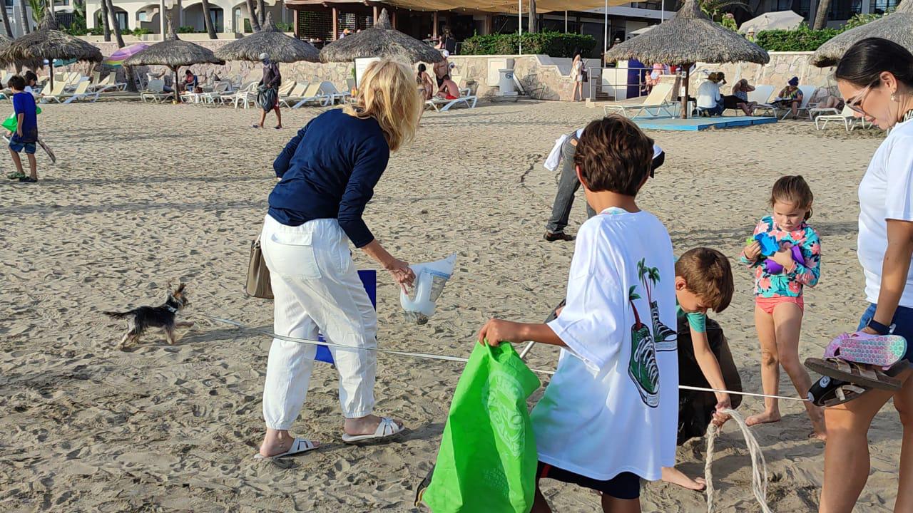 $!Honran en Mazatlán la memoria de Maité; limpian las playas en la zona hotelera