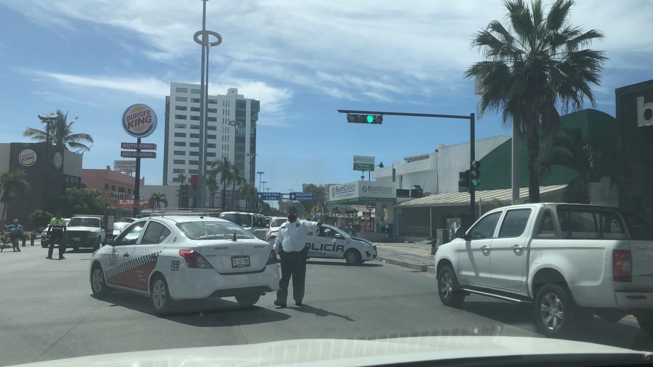 $!Se incendia Cinemas Gaviotas de Mazatlán; colapsa tráfico en la Zona Dorada