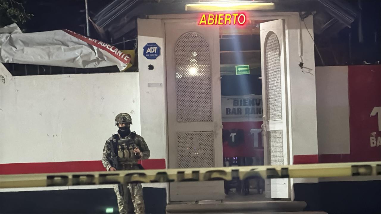 $!Ataque armado dentro de bar deja un hombre muerto en el sector Mercado de Abastos, en Culiacán