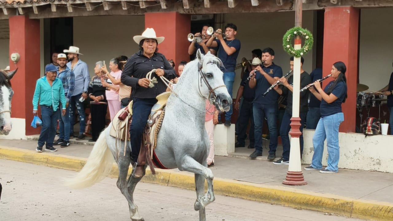 $!Armando Zúñiga Barrón recibe homenaje con cabalgata y cala de caballo en Chametla