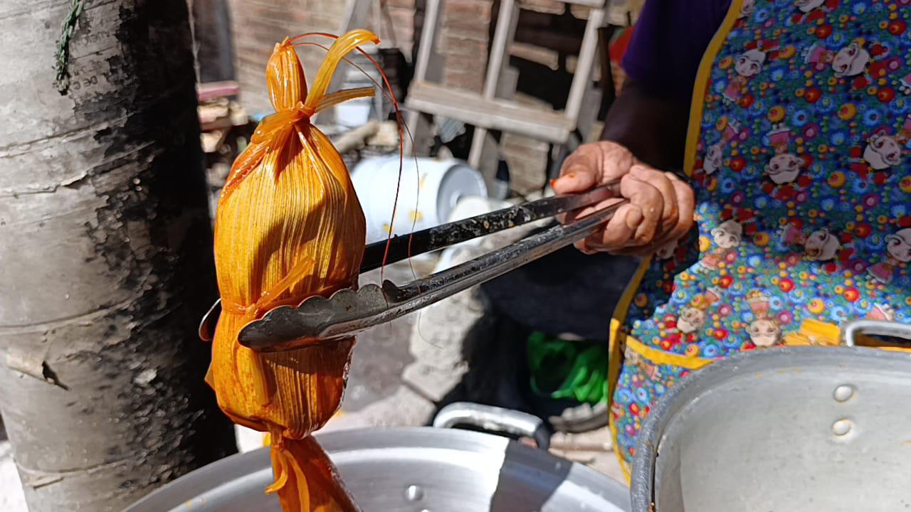 $!Por la promoción que le hizo una vecina, doña ‘Cuata’ cambió el campo por la elaboración de tamales