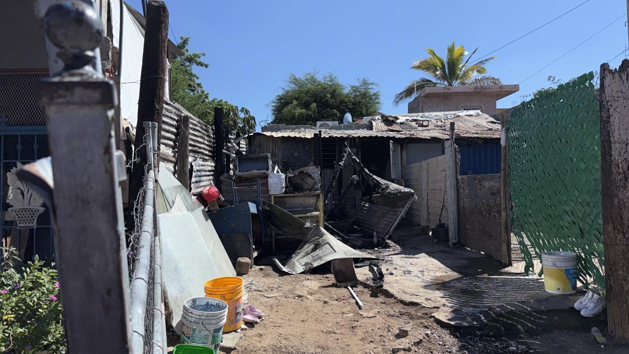 $!Privan de libertad a dos hombres e incendian una vivienda de la colonia Esthela Ortiz de Toledo, en Culiacán