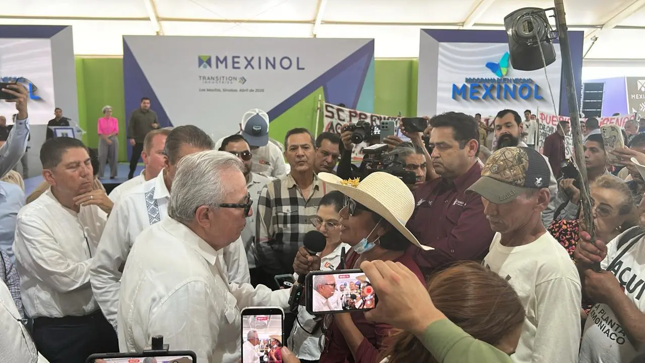 $!Protesta indígena irrumpe en evento de Mexinol en Topolobampo; cambian de sede inauguración y se reclama a Rocha