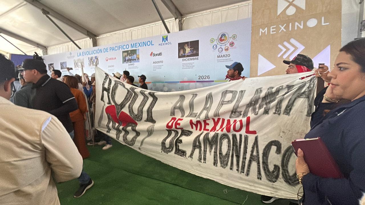 $!Protesta indígena irrumpe en evento de Mexinol en Topolobampo; cambian de sede inauguración y se reclama a Rocha