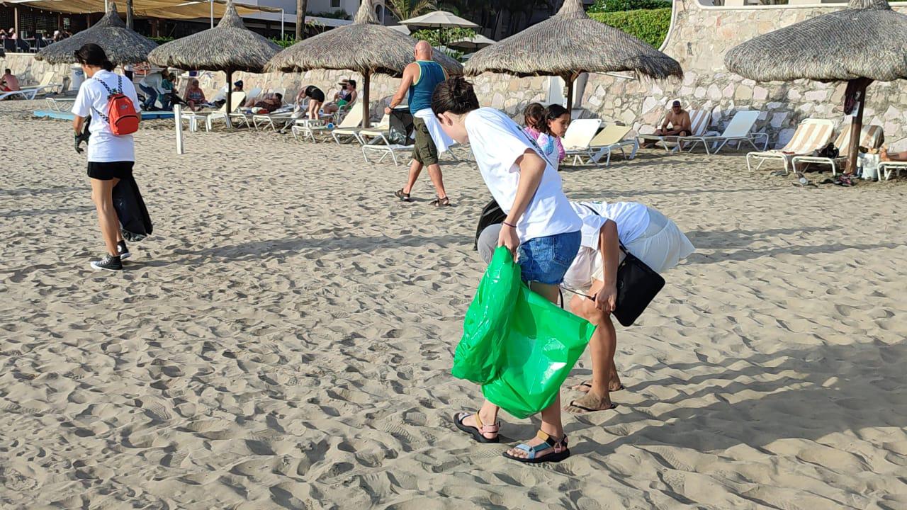 $!Honran en Mazatlán la memoria de Maité; limpian las playas en la zona hotelera