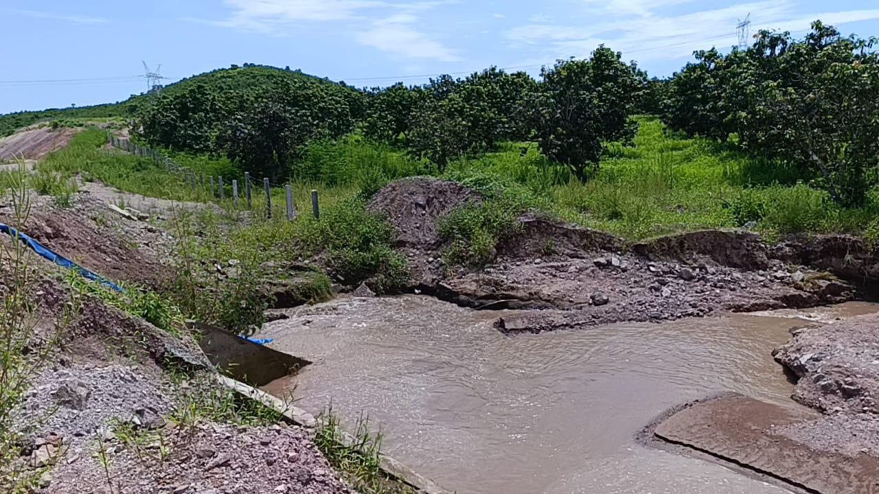 $!Extrae Conagua exceso de agua en canales de riego para evitar daños a la infraestructura