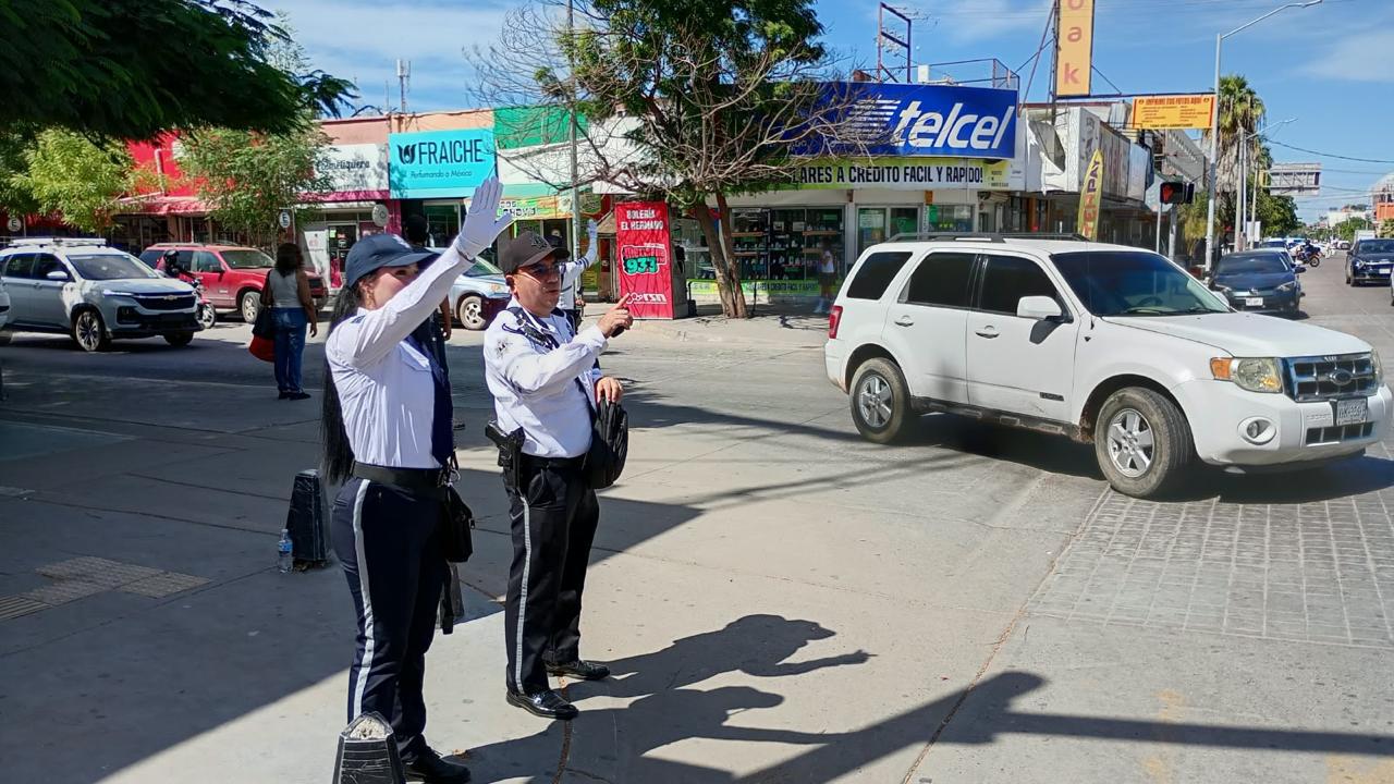 $!Tránsito Municipal integra a siete auxiliares viales para atender el caos vehicular en el Centro de Los Mochis