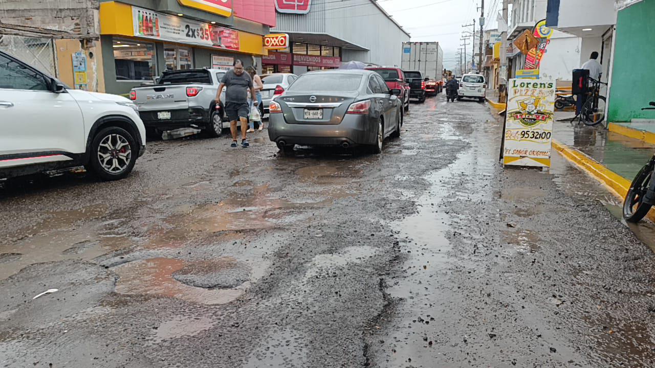 $!Lluvias dañan reencarpetado de avenida en Escuinapa