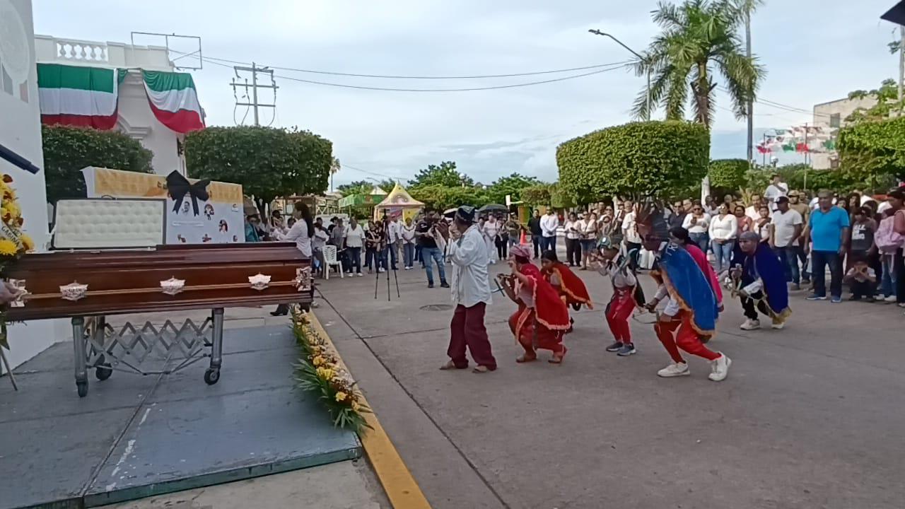 $!Despiden con ceremonia al profesor Saúl en Escuinapa
