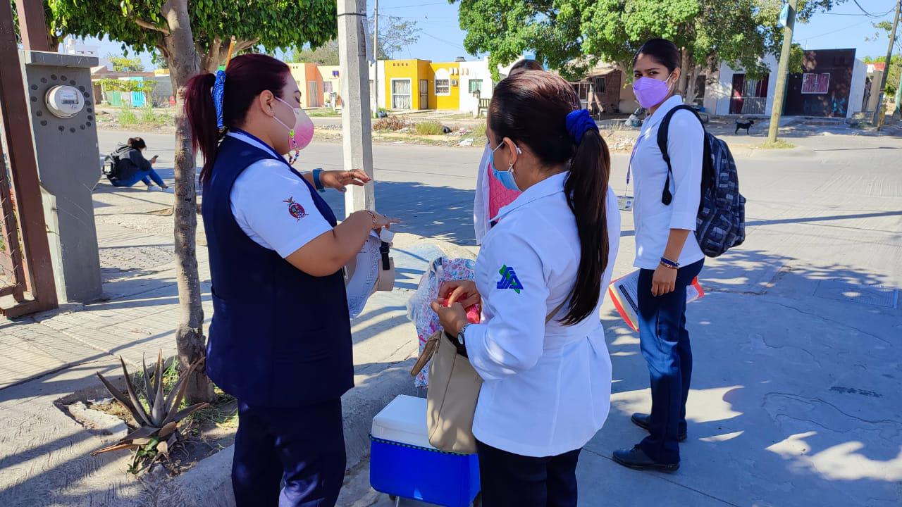 $!En Mazatlán, Anahí es la primera vacunada contra el Covid en los recorridos casa por casa
