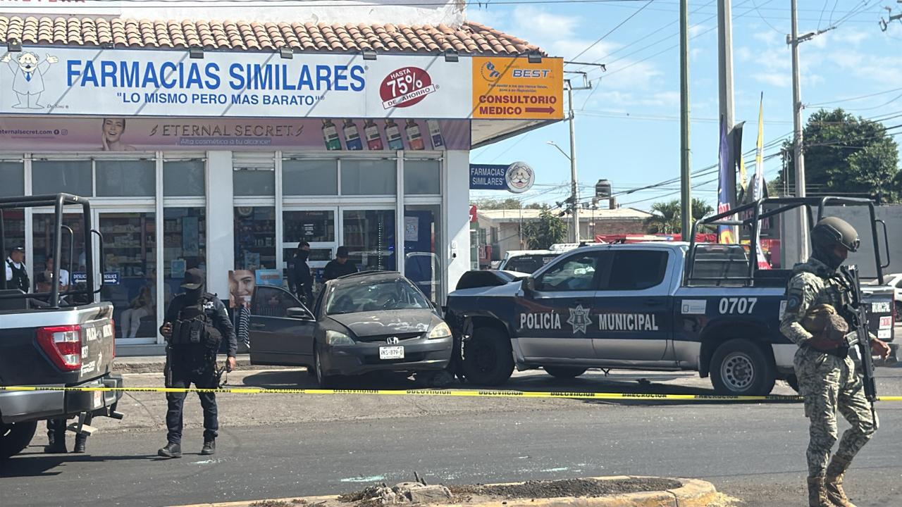 $!Tres agentes heridos luego de que patrulla chocara contra automóvil estacionado en Culiacán