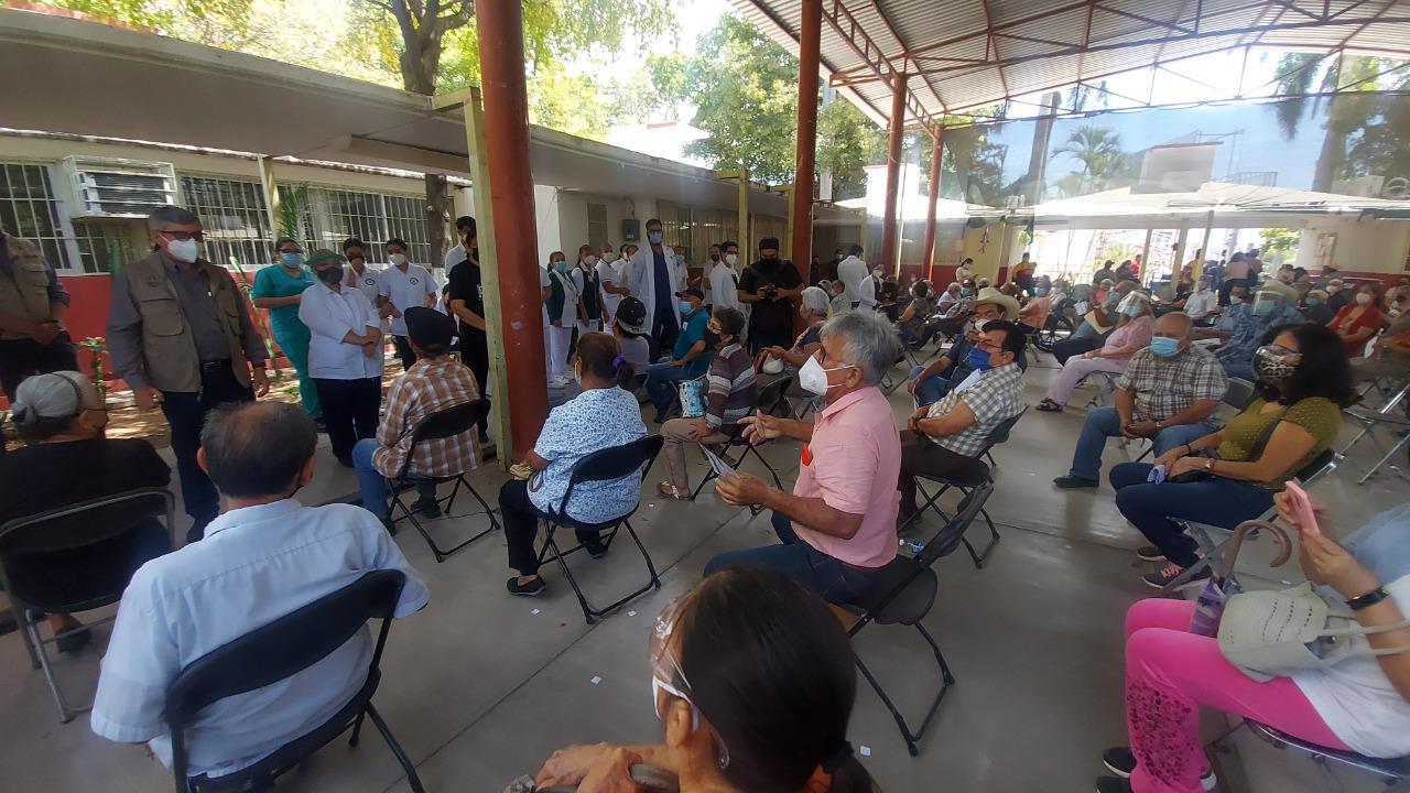 $!En Culiacán se tienen activos 14 puntos de vacunación que durarán más de una semana laborando para evitar aglomeraciones