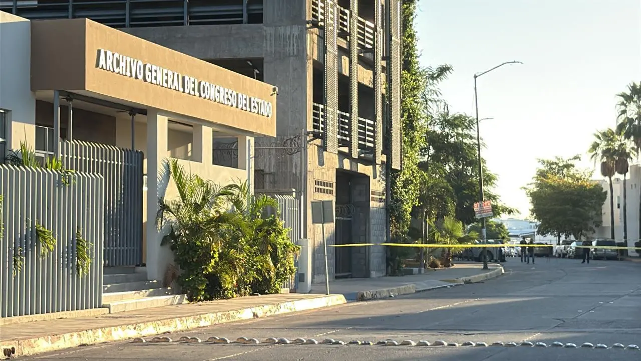 $!Asesinan a dos personas a espaldas del Congreso del Estado cuando viajaban en un vehículo