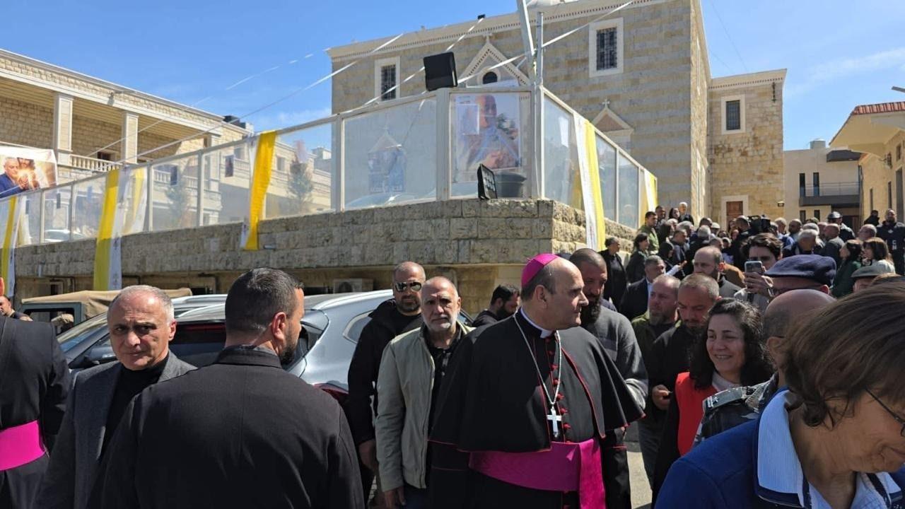 $!El arzobispo Borgia con los pequeños habitantes de las aldeas cristianas, a las que llegó la ayuda.