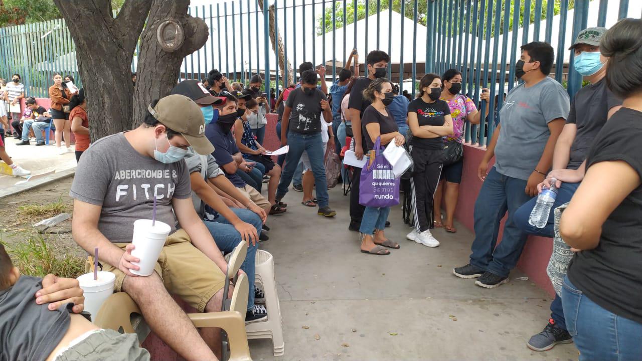 $!Acudieron cientos, pero vacunan a todos contra el Covid en el Polideportivo de la UAS, en Mazatlán