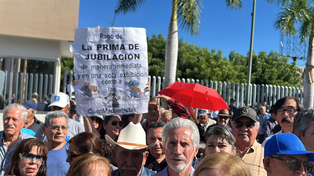 $!Jubilados de la UAS se manifiestan en el Congreso de Sinaloa