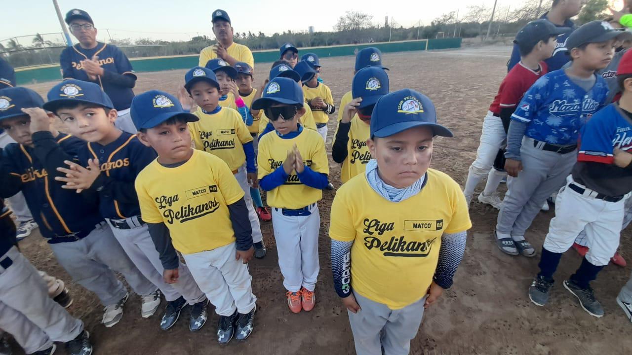 $!Peloteritos cantan el playbol en el Torneo Distrital