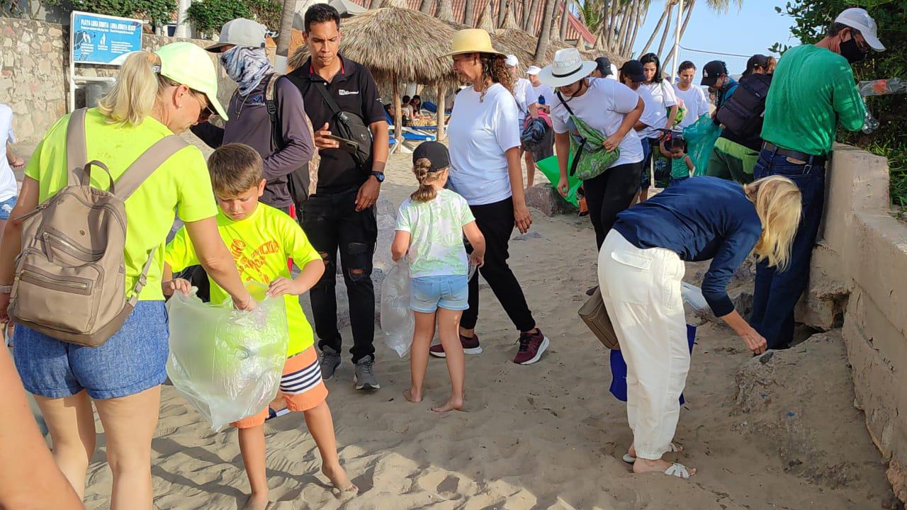 $!Honran en Mazatlán la memoria de Maité; limpian las playas en la zona hotelera